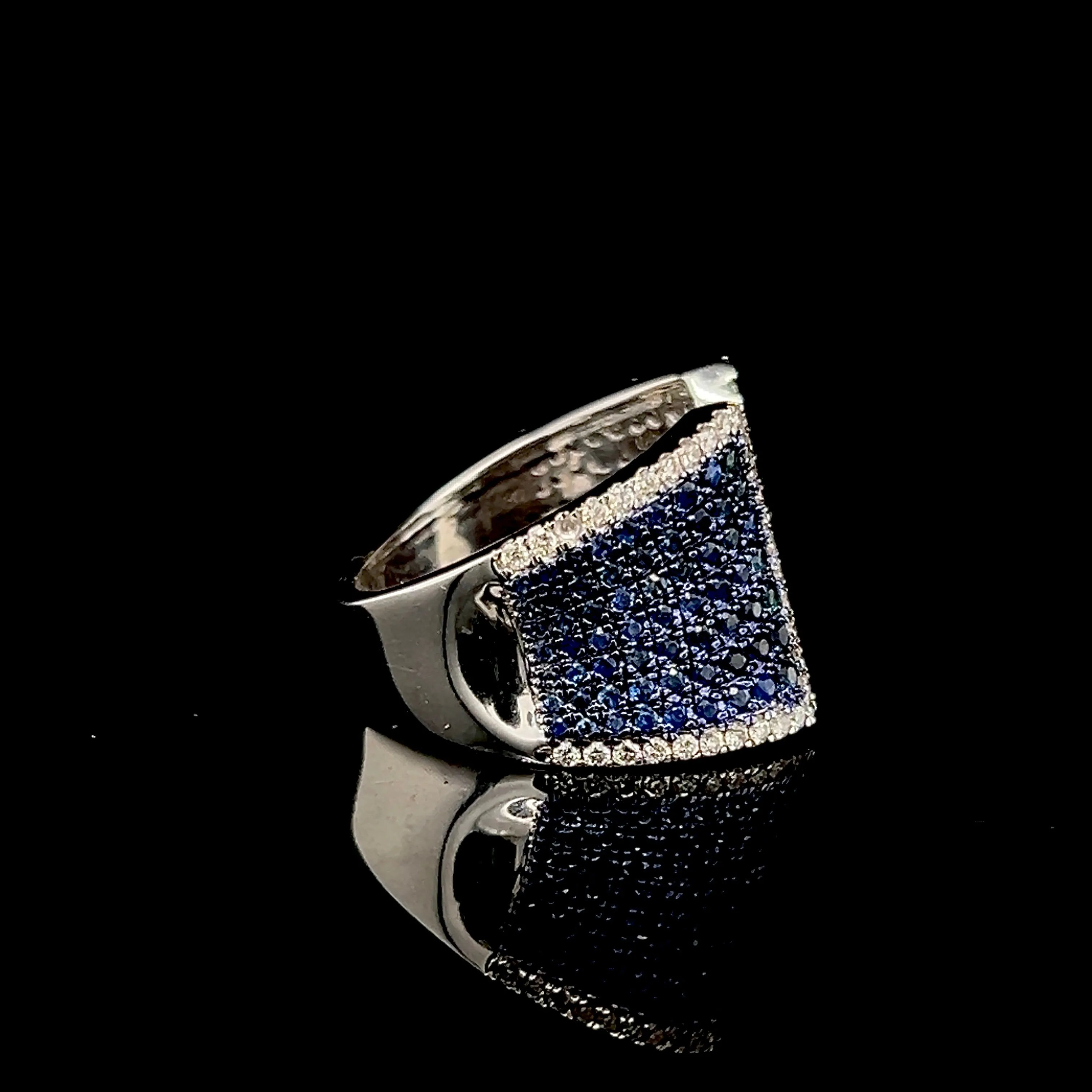 #LVNA2024 | Blue Sapphire Paved Diamond Ring 18kt