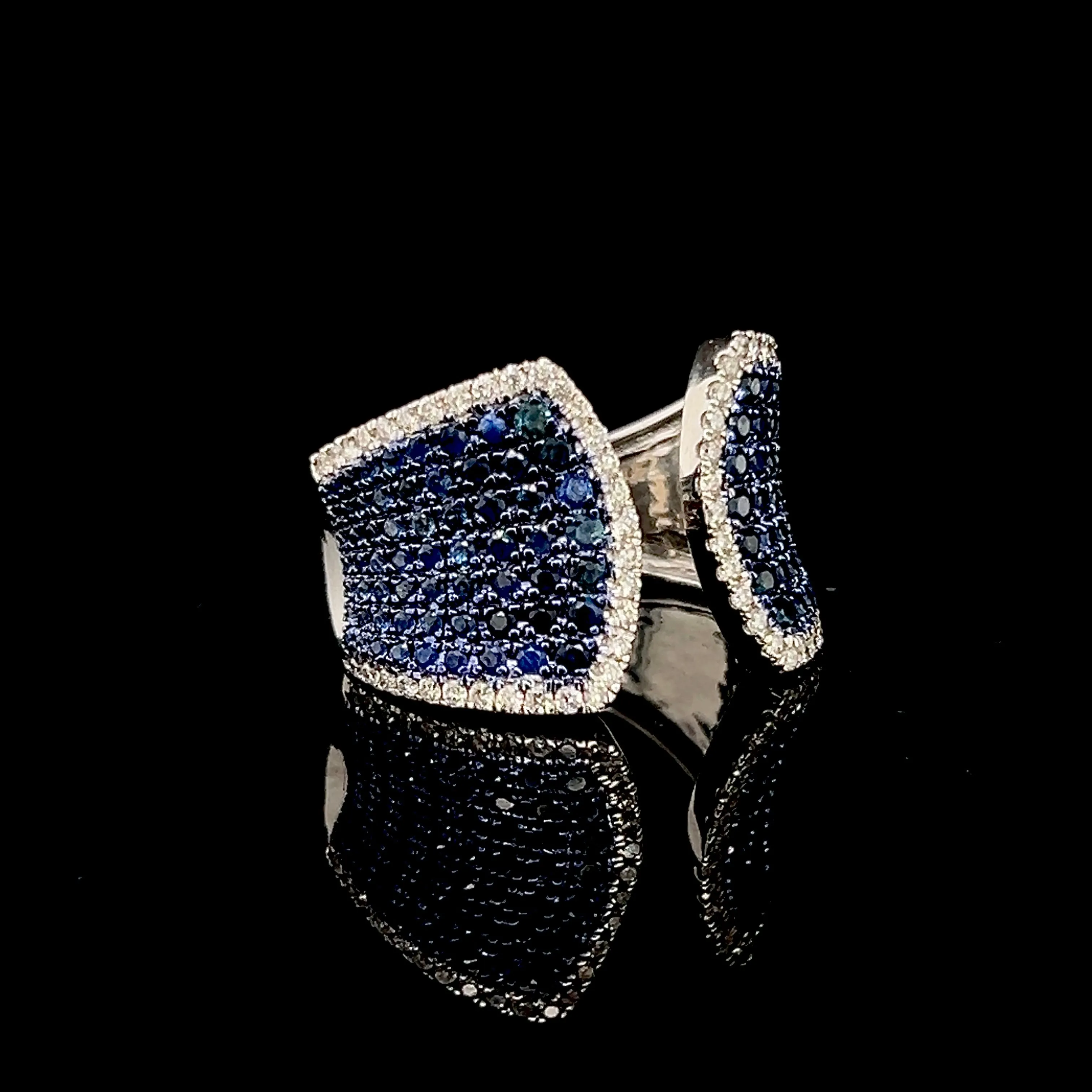 #LVNA2024 | Blue Sapphire Paved Diamond Ring 18kt